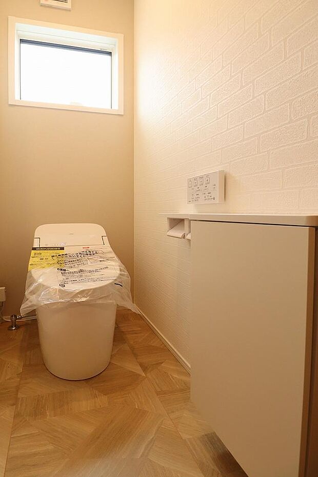 節水型のタンクレストイレになります。収納棚もあるのでトイレも広く使えます。