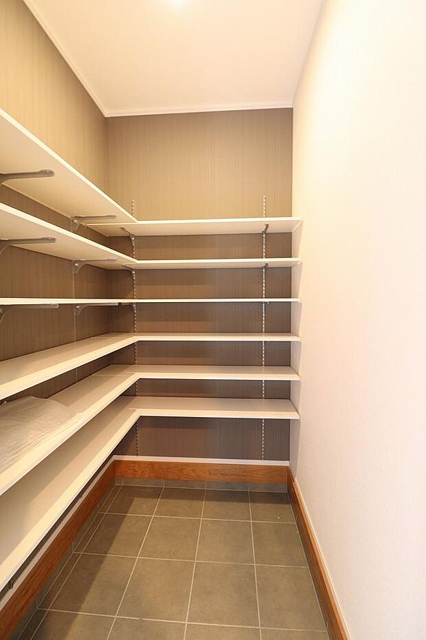 土間収納となっていて、棚も設けられているので、いろんな物が片付けられます。棚は外すこともできるので、高さのあるものも収納できます。ゴルフバック、ベビーカーも大丈夫です。