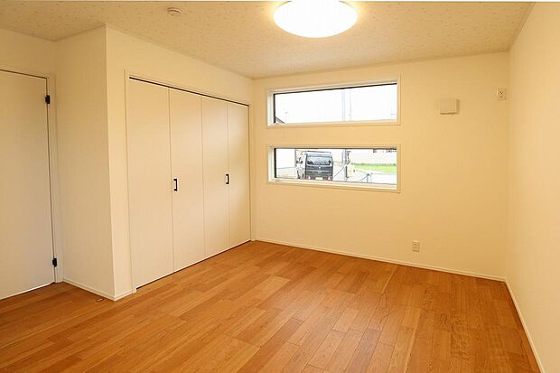 105帖の洋室になります。別途工事になりますが、間仕切壁を設けることで、2部屋に分けることができます。収納もあるのでお部屋を広く使えます。