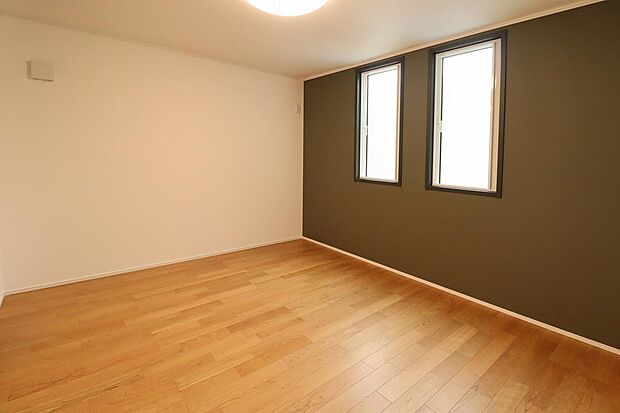 7.15帖の洋室になります。アクセントクロスでお部屋の雰囲気も変わりますね。隣接にはウォークインクローゼットがあります。収納を利用することでお部屋を広く使えます。