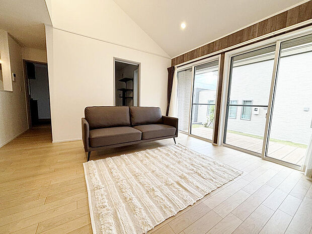 家具が入りました。ウッドデッキも完成して気持ちの良いリビングです