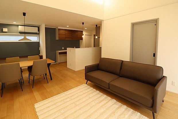 LDK17.6帖あり、リビング部分は吹抜けとなっておりますが、平屋なので高さがあるわけでもありません。室内にはこれから家具、カーテン、リビングエアコン1台設置されます。