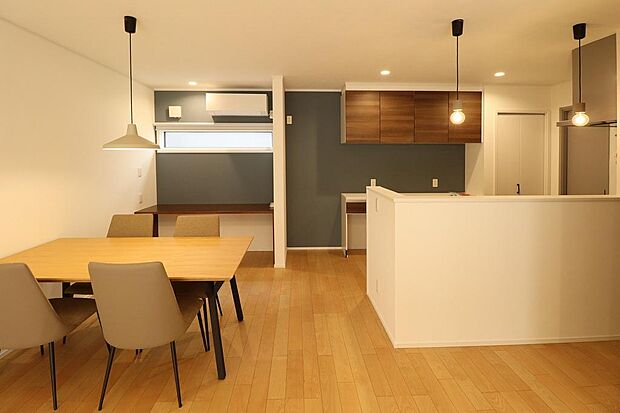 リビングの掃き出し窓出ると、ウッドデッキに繋がります。対面キッチンなので家族の会話も弾みます。掃き出し窓のシャッターは電動シャッターになります。