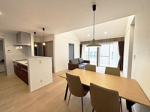 キッチンからリビングダイニングを見渡せる奥様設計