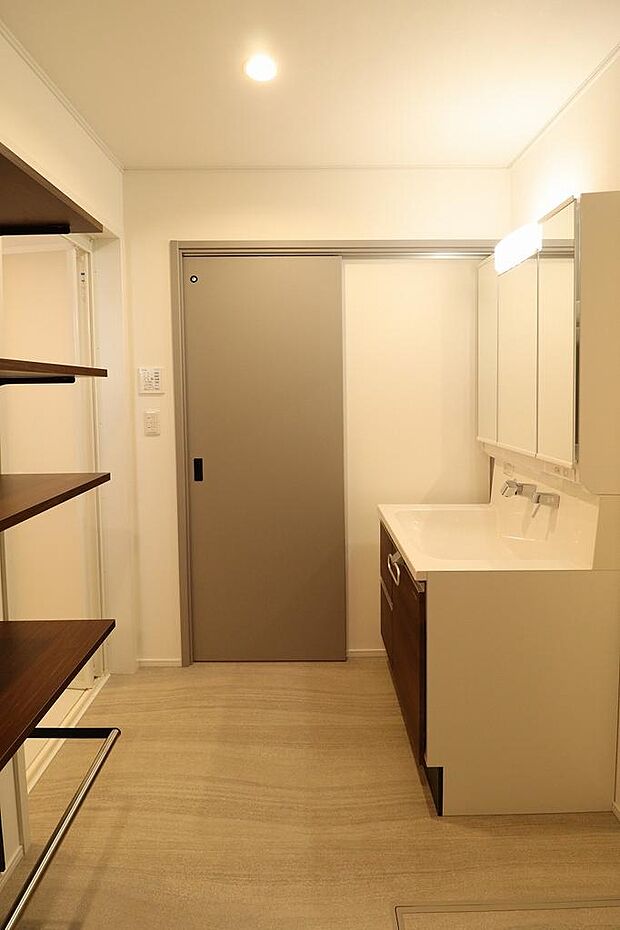 洗面脱衣室になります。棚も付いているのでパジャマやタオルなど収納できます。