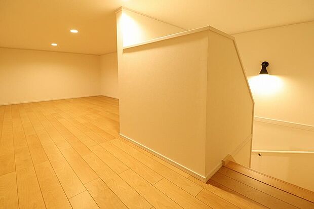 7.8帖の小屋裏収納になります。捨てる事の出来ないものは、こちらに片付けましょう。とても便利です。