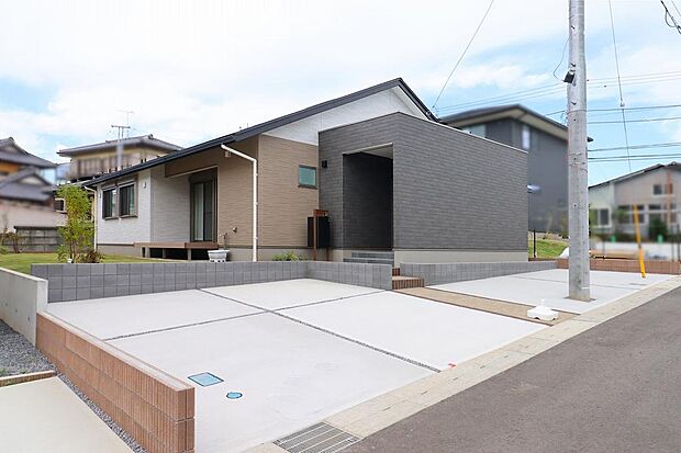 ウッドデッキも付いてお庭も広々しています