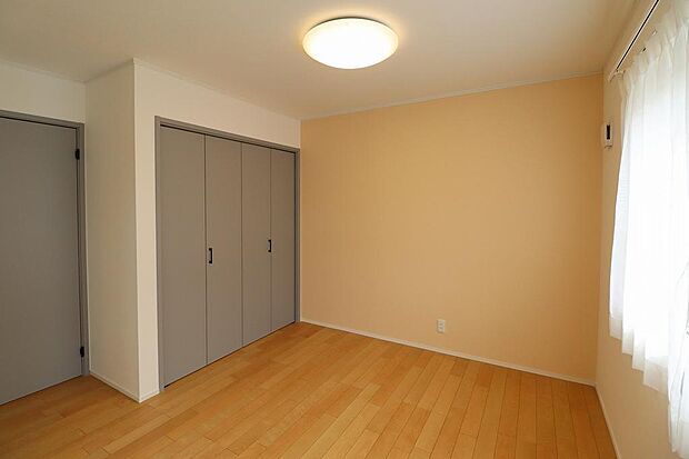 洋室には収納もあり、お部屋を広く使えます。