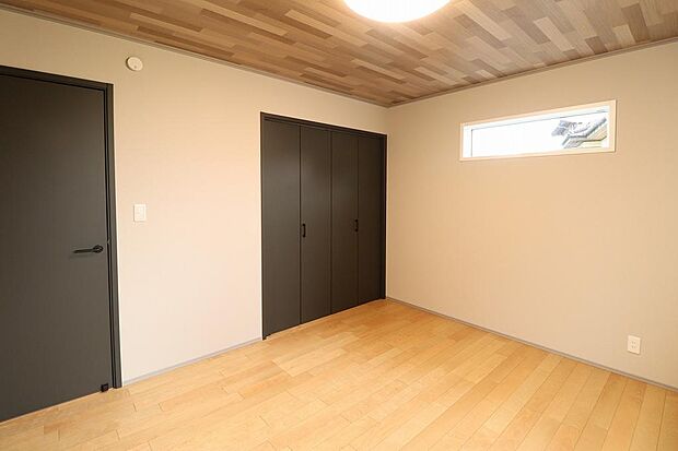 7.15帖の洋室になります。隣接にはウォークインクローゼットもあり室内は広く使えます。