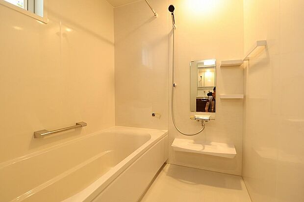 1坪タイプの浴室になります。1日の疲れをここで癒しましょう。浴室乾燥機機能付き