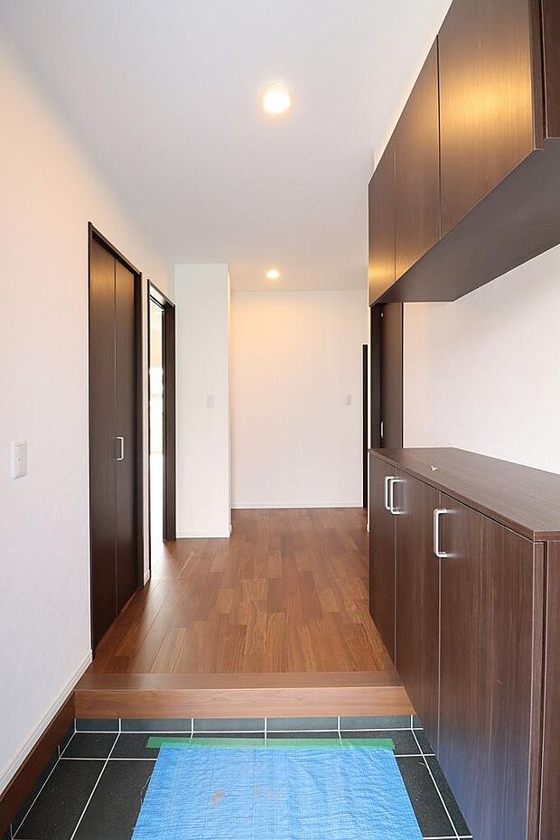 下駄箱収納も充実しており玄関ドアもスマホで開場できるスマート住宅となっています