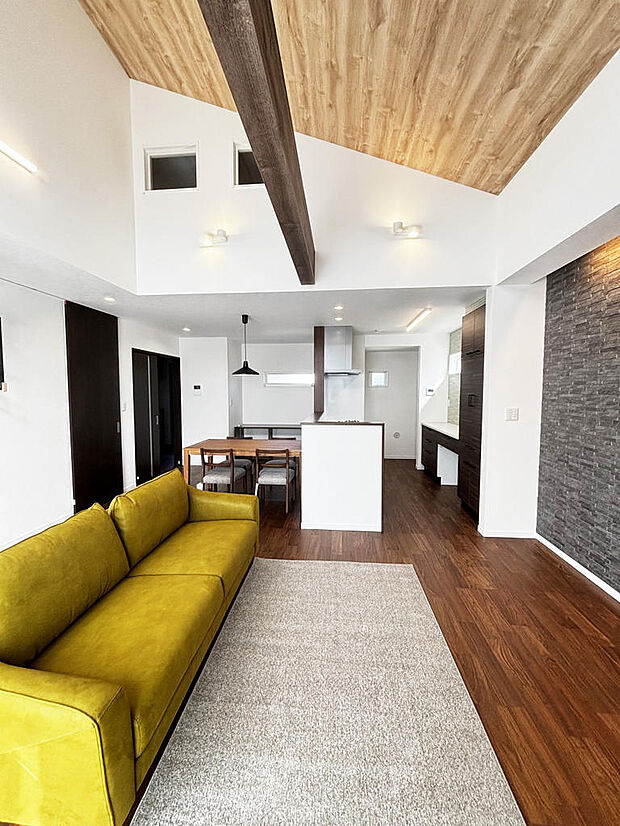 リビングは天井がとても高く広々とした空間です