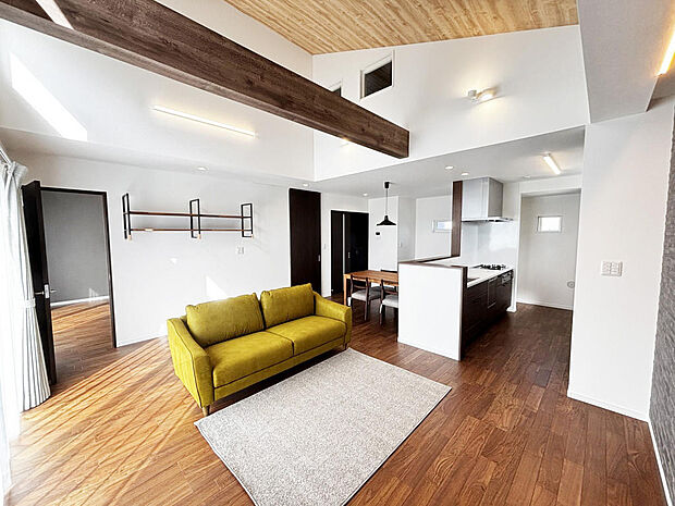 テクノストラクチャー工法だからできる大空間。リビングの天井も吹抜けで開放的な空間となっています。天窓からも優しい光が注ぎ込みます