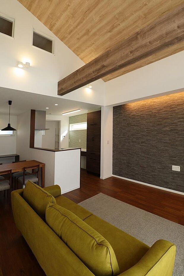 テクノストラクチャー工法だからできる大空間。リビングの天井も吹抜けで開放的な空間となっています。天窓からも優しい光が注ぎ込みます