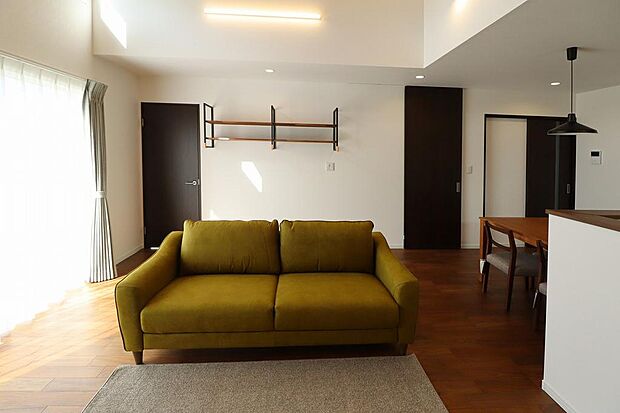 奥様目線でキッチンからダイニングリビングを見渡させます。広々としていて動線もばっちりです。