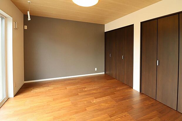 アクセントクロスで落ち着いた空間となっています。