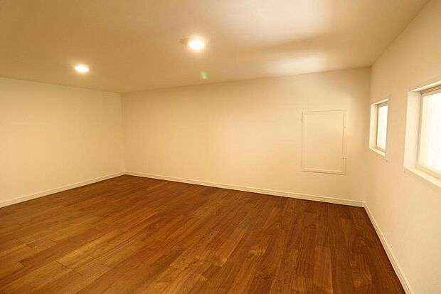 階段を上っていくと小屋裏収納部屋があります。普段使わないものはこの収納があると便利です