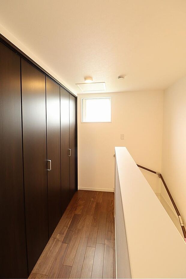 2階の廊下にも収納が充実しています