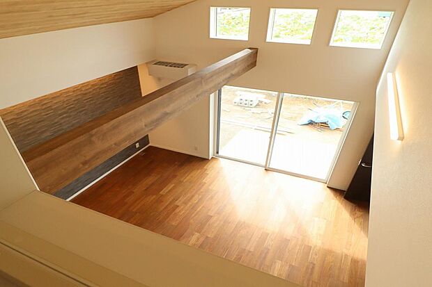 リビングは吹抜けでお子様たちも喜びそうな空間です