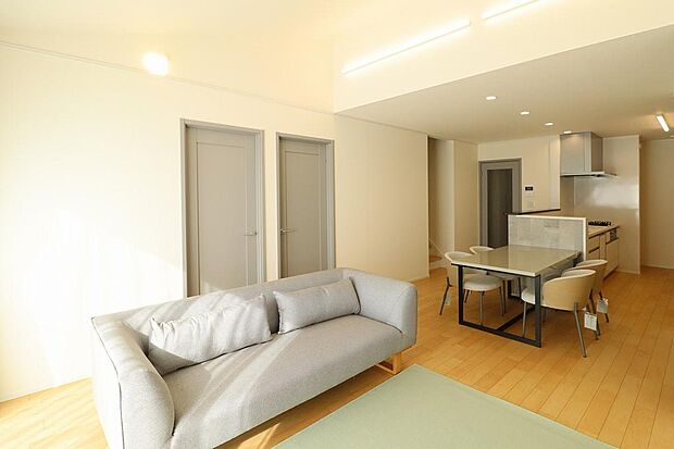 天井が高く開放的なリビング。ウッドデッキも付きますので隣接した公園をお庭にできる好立地な土地です