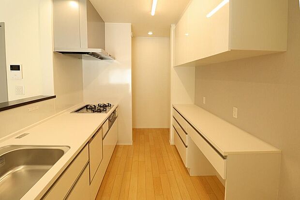 最新設備のキッチン。食洗器やカップボードも付いていますので収納も便利です