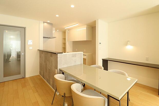 キッチンからリビングを見るとリビングの窓まで確認できます。ウッドデッキも作成中なので景色が変わります