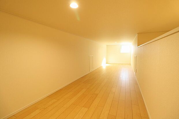 階段を上がると小屋裏収納部屋があります。季節の物などしまうのにとても便利です