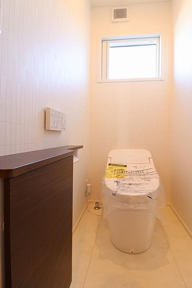 TOTOの最新設備のトイレです。収納もありますので便利です