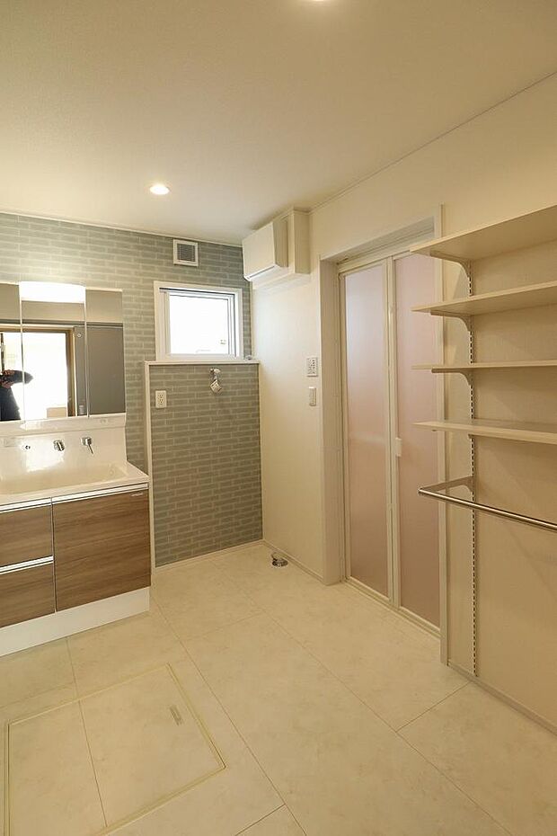 洗面・浴室です。収納棚なども充実しています