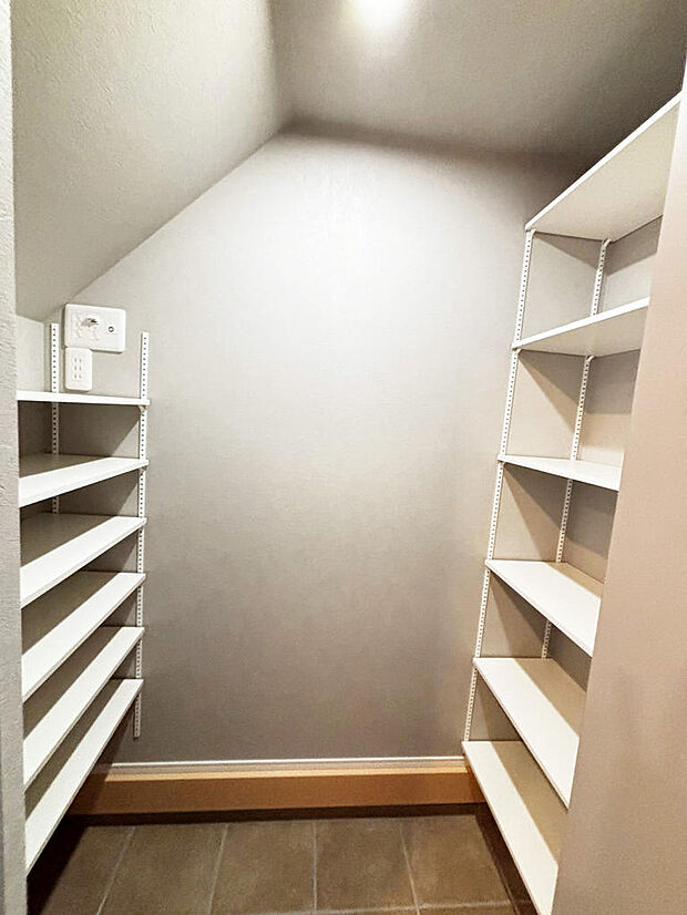 玄関収納の中です。天井いっぱいに可動棚を設置していますので収納充実です