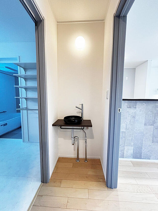 玄関の奥に小さな手洗い器を設置しています。お子様もここで手を洗ってリビングに入れます