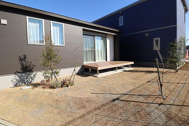 ウッドデッキも完成しました。デッキから隣接の公園を眺望できます