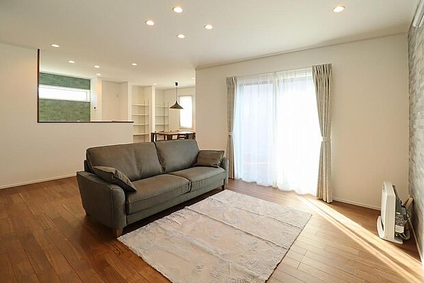 リビングは南側からの採光で室内は明るく、アクセントクロスでお洒落です。ガスヒーター、リビングエアコン、ソファー、カーテンも付いてそのままのお引渡しになります。