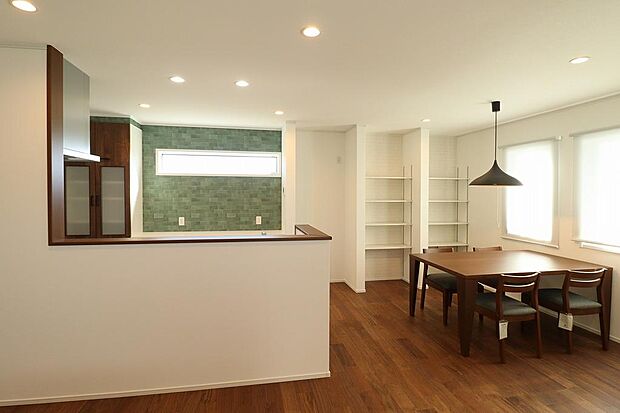 ダイニングも家具がついています。窓側にはロールスクリーンも付いているので日差し除けや防犯にも安心。収納棚も付いて室内を広く使えます。