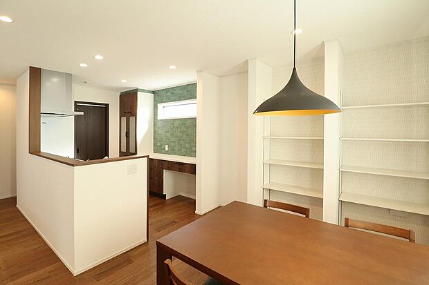 キッチンも明るく、カップボードや食洗器もついているので毎日の家事も楽しくなること間違いなし！