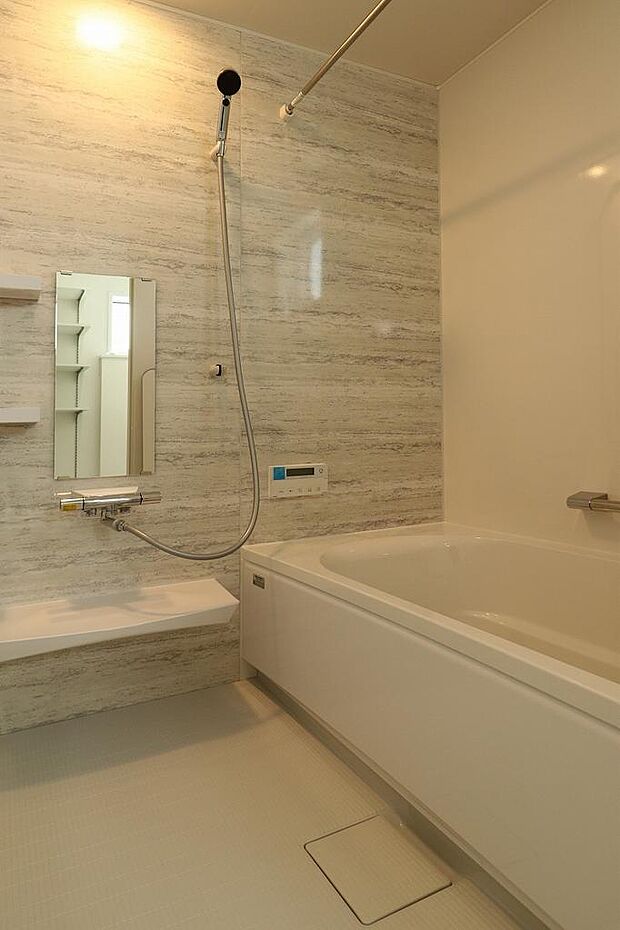 1坪タイプの浴室になります。浴室乾燥機付きです。1日の疲れをここで癒しちゃいましょう。