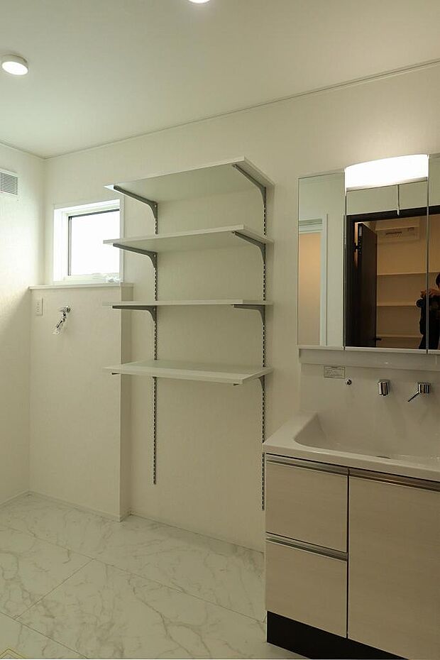 洗面室には収納棚もあるのでパジャマやタオルもしっかり置けます。三面鏡の洗面化粧台も使いやすいので、身支度も楽々です。