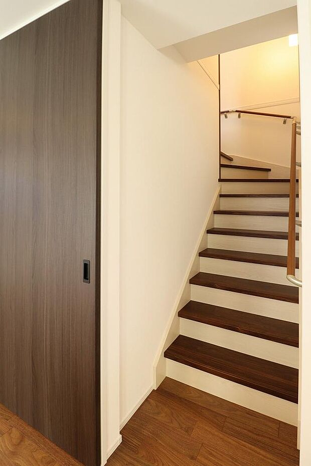 リビング階段には可動扉がついています。空調も逃げないようになっています。