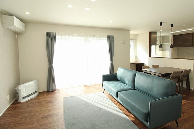 リビングにはエアコン1台と都市ガス採用しておりますので、ガスヒーターを設置しています。冬の寒い時期に嬉しい設備です。掃き出し窓を出るとウッドデッキに繋がります。電動シャッターも付いています。