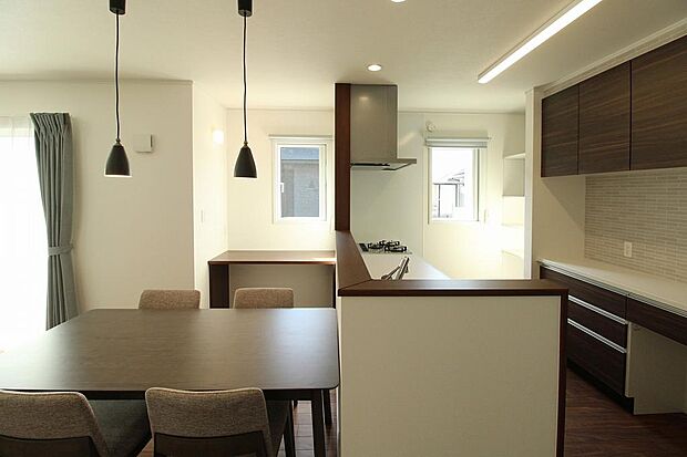 キッチンはカップボードも付いているのでキッチン用品やキッチン家電も整理しやすく広く使えるので毎日の料理も楽しくなります。窓にはロールスクリーンも付いています。食器洗浄機も付いています。