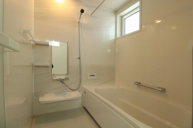 1坪タイプの浴室になります。1日の疲れをここで癒しちゃいましょう!