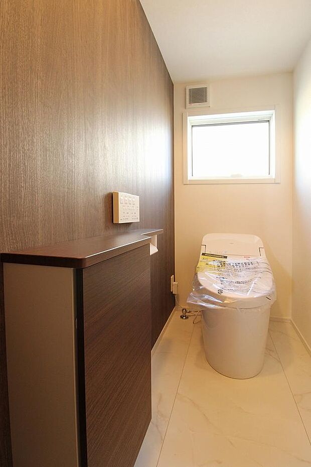 タンクレストイレの節水型の最新トイレになります。