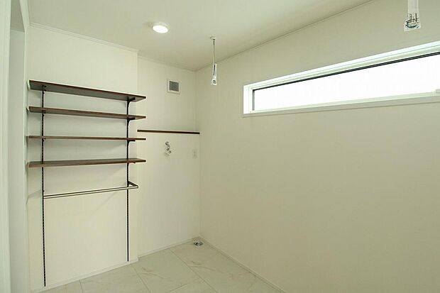 洗面室は広く、棚も設置されています。ホスクリーンもあるので、室内干しも可能です。最近は室内で洗濯物を干す方も多くなりましたので便利です。