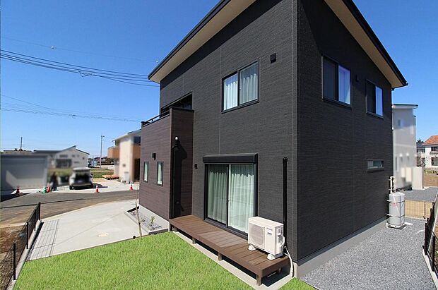 ウッドデッキもありますのでお庭でのんびりできます。