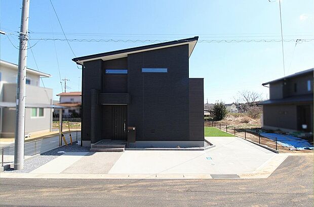 駐車場も停めやすく、宅配ポストもボックスもあるので、不在の場合でも荷物をしっかり受け取れます。お庭も芝も入り、ウッドデッキもついて、建物周りにも砂利敷きになっているので防犯上も安心です。