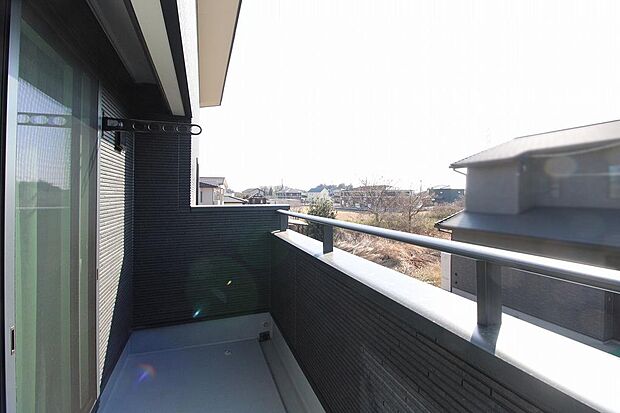 南面バルコニーで陽当り良好。