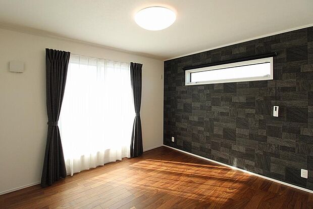 7帖の洋室になります。アクセントクロスでシックな雰囲気になっています。カーテン・ロールスクリーンも付いています。