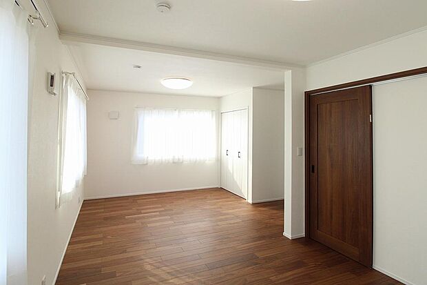 10.6帖の洋室になります。将来的に2部屋に分ける事も可能です。別途工事費負担。