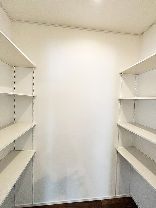 キッチン横にはパントリーも完備。収納は充実しています