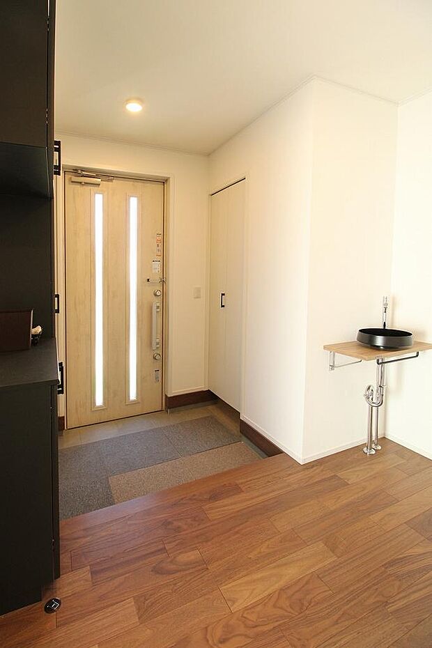 玄関ホールには手洗い器も付いていますので、ご家族は勿論、お客様が来客されても、利用できるお手洗い器になります。